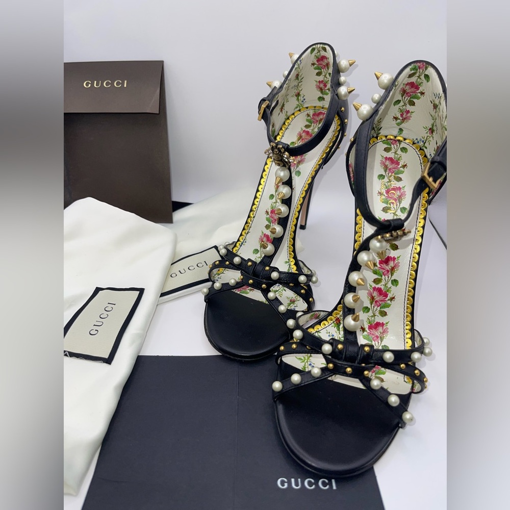 Gucci Black Calfskin Pearl Studded High Heel Pumps Size 38.5 Excellent Conation